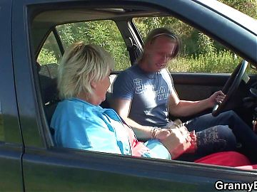 Dude pounds blonde granny in his car